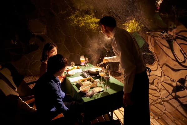 Una mesa privada dentro del domo