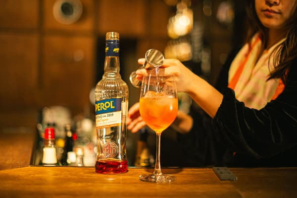 Preparación de una bebida en la barra
