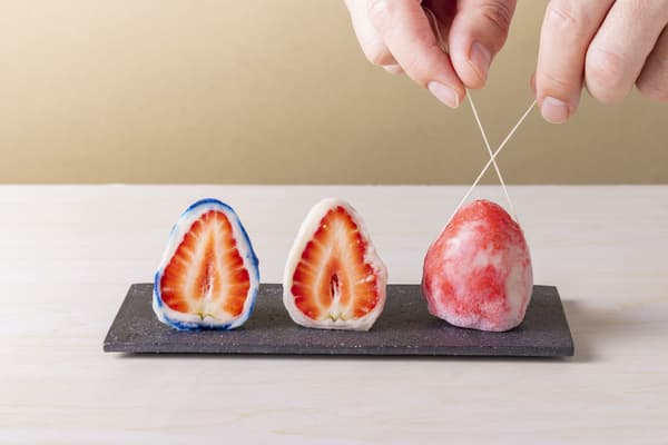 Tampilan jarak dekat dari ketiga variasi strawberry daifuku