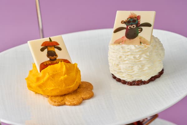 숀의 바닐라 & 베리 케이크(오른쪽), 호박 속에 숨은 비처(왼쪽)