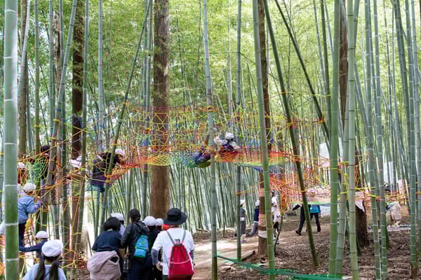 有食物摊位和照明的夜市