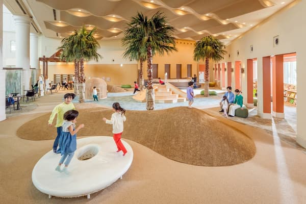 设有大型游乐设施和泰山绳的室内乐园KIDS OASIS