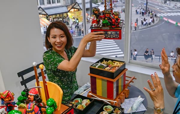 在这座城市独有的“彩车”餐具上享用美味晚餐