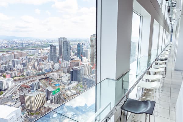 Cafe SKY 40的玻璃柜台座位，享有全景