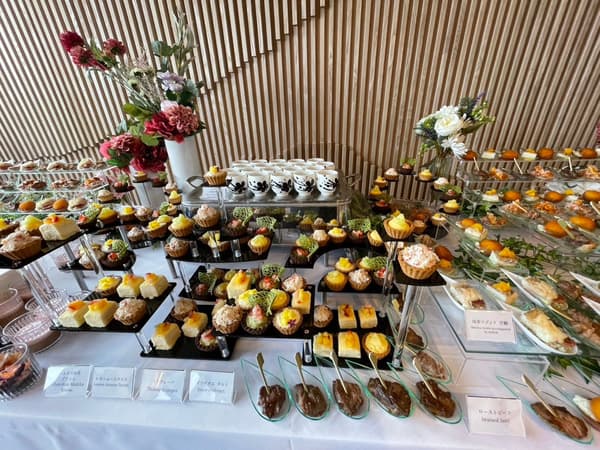 Japanese, Western, and Chinese Light Refreshments at The 1898 Niseko