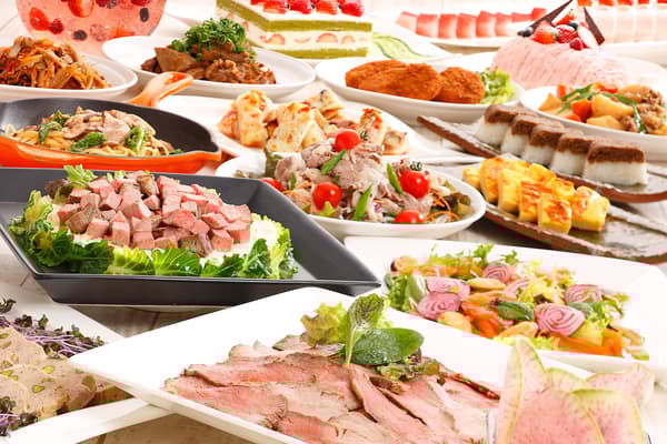 包含意大利面、咖喱和三明治的完整午餐菜单