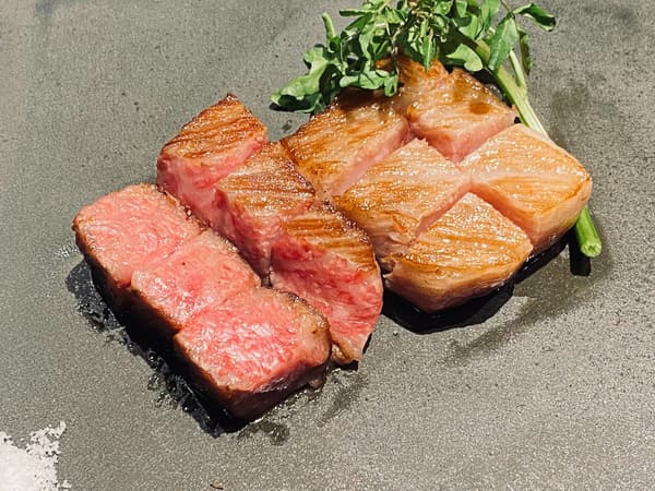니혼바시 하마초 철판구이 치기리의 셰프가 철판에서 요리하는 모습