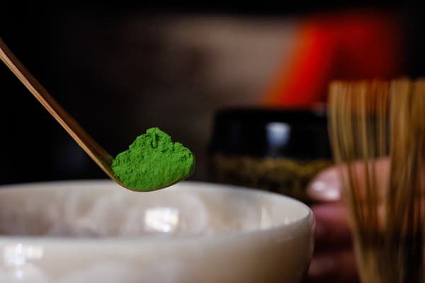 Bubuk matcha yang disiapkan untuk teh selamat datang