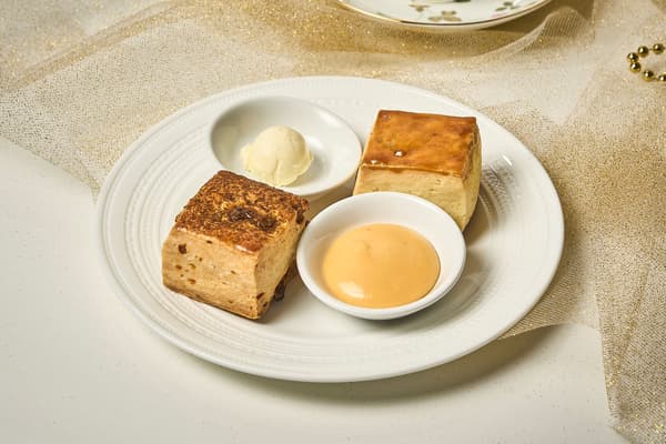 Scones with lemon curd and clotted cream