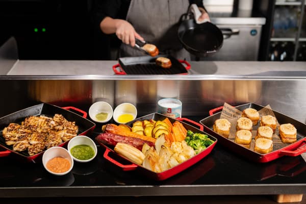 Pollo local y verduras recién asados en el horno del hotel