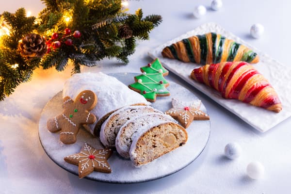 Kue Kering Rempah Natal, Stollen Natal, dan dua Kroisan Natal