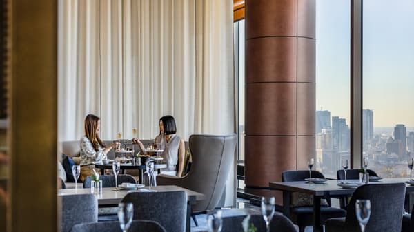 THE LOUNGE 室內裝潢與皇居及東京天際線的全景視野