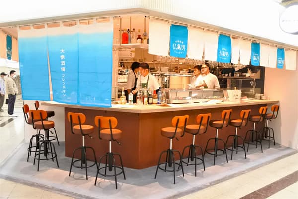开放式的吧台中心布局（照片：大阪站前第3大厦店）
