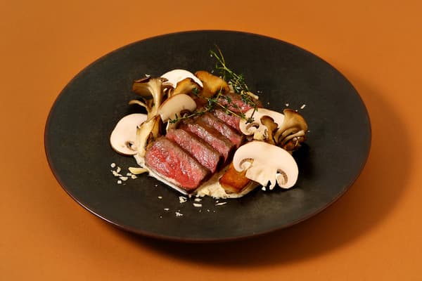 Bistik Sapi dengan Saus Porcini dan Hazelnut