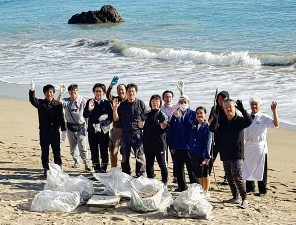 员工进行海滩清洁活动