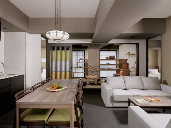 Zona de estar y comedor de una suite en MIMARU SUITES Kyoto CENTRAL