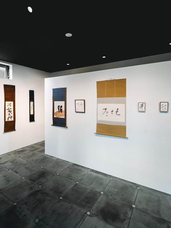 展覽牆展示各種尺寸的作品