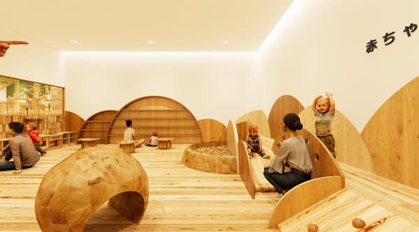 带有木制玩具的婴儿游乐区