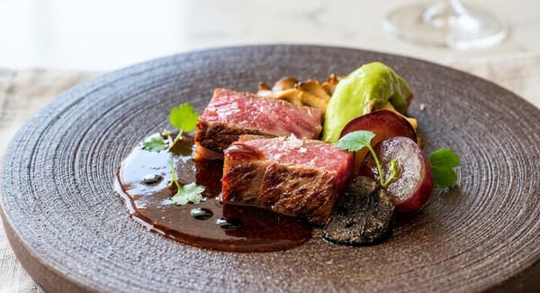 Un plato de carne con salsa