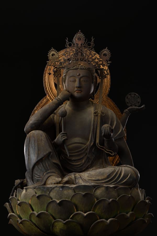 Estatua sentada de Nyoirin Kannon