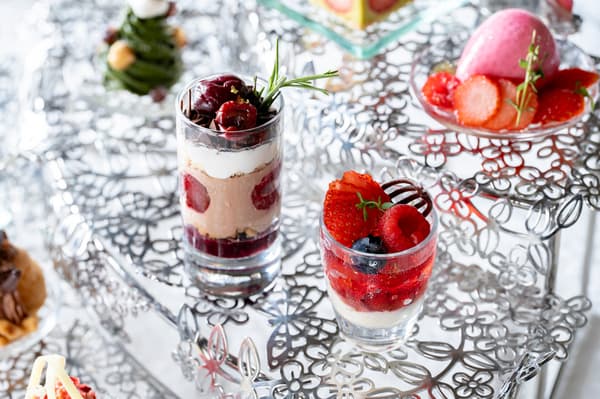 Trifle de cereza y chocolate, y Mascarpone con frutos rojos e hibisco