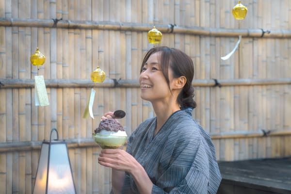 在休憩廳享用刨冰消暑