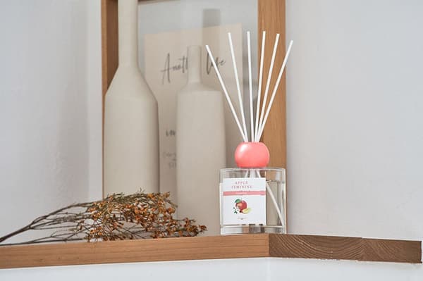 带有可爱瓶盖的圆形瓶身