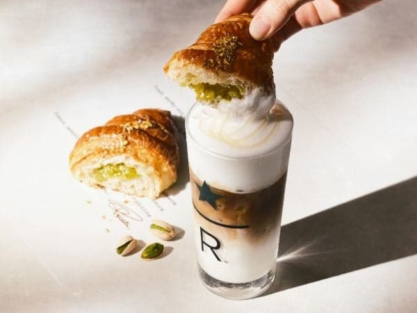 Cinnamon Mousse Foam Honey Latte y Cornetti de pistacho