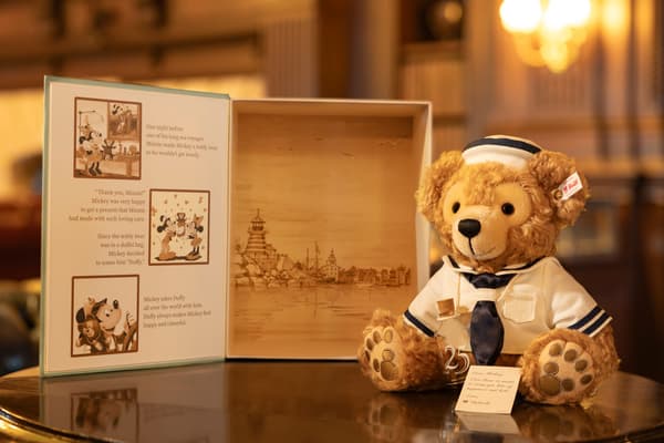 Duffy producido por Steiff con disfraz de marinero