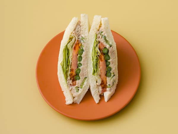 芦笋、金枪鱼和番茄三明治 692 日元 / Sandwich House Märchen GranSta 东京