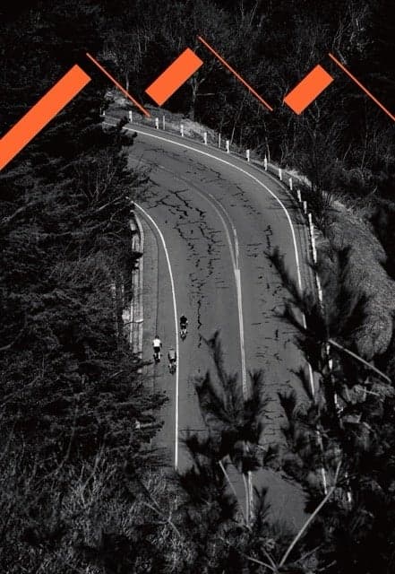 骑公路自行车的骑车者一起骑行