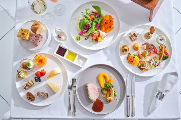 用五种感官品尝的自助餐