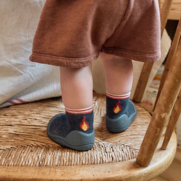 Detalle de zapatos para bebé modelo Bomberos