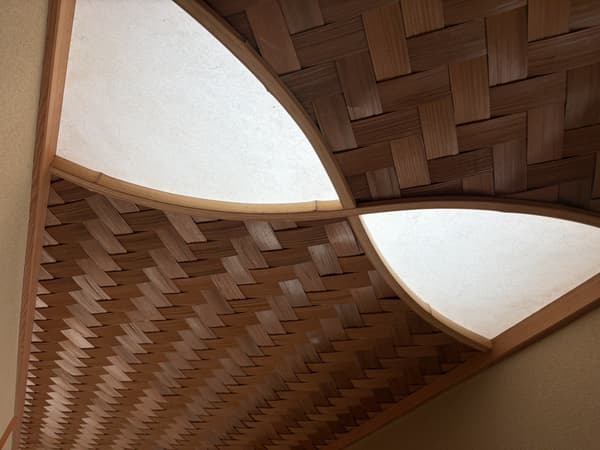 黑色柏木网代天花板和竹制照明框架展示工匠技艺