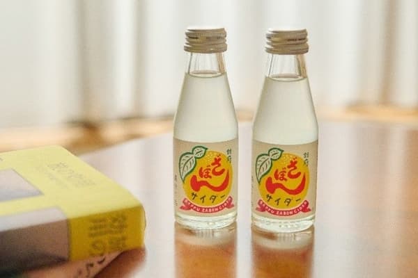 提供当地饮品和独立包装的糖果