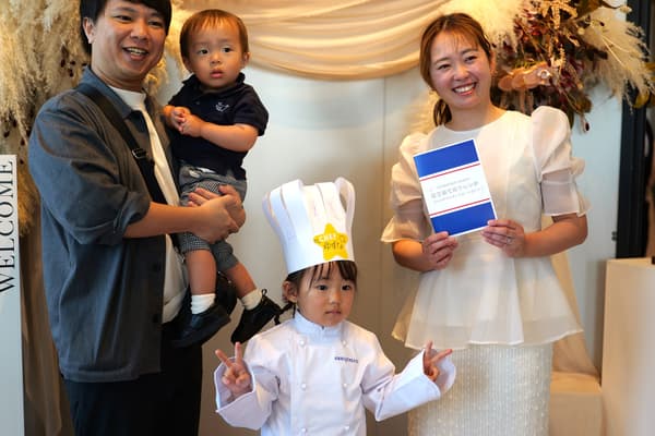 在 First French 2026 活動中穿著廚師服的孩子們