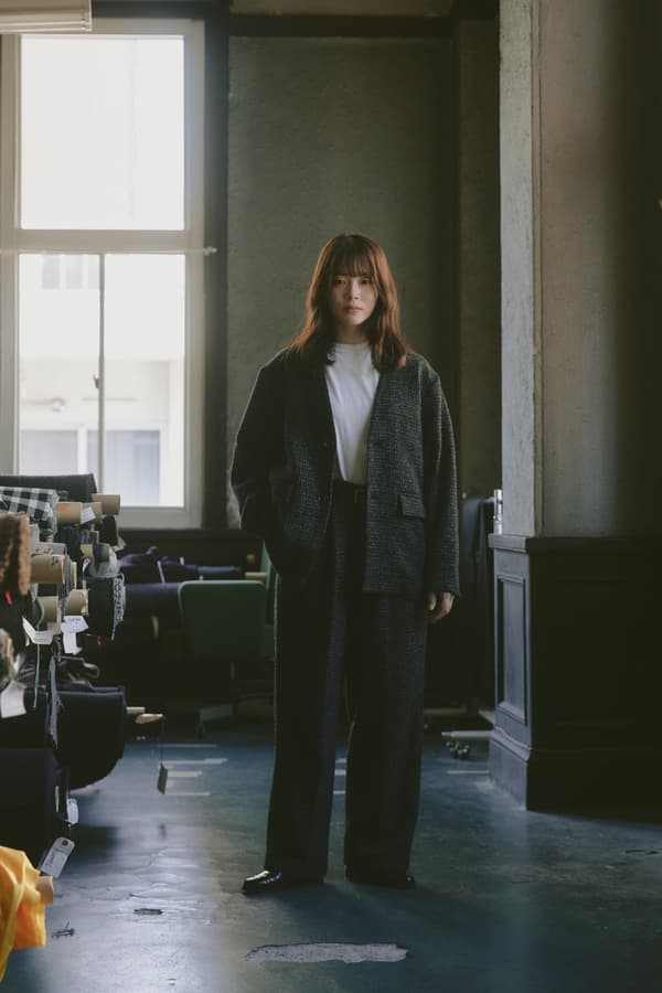 Chaqueta sin cuello y pantalón tipo 'easy pants' de tweed de Bishu usados como conjunto