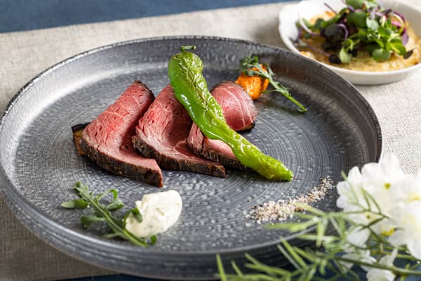 Menu Grade-Up: Daging Sapi Panggang Domestik, Sedikit Asap dengan Saus Herb Gribiche