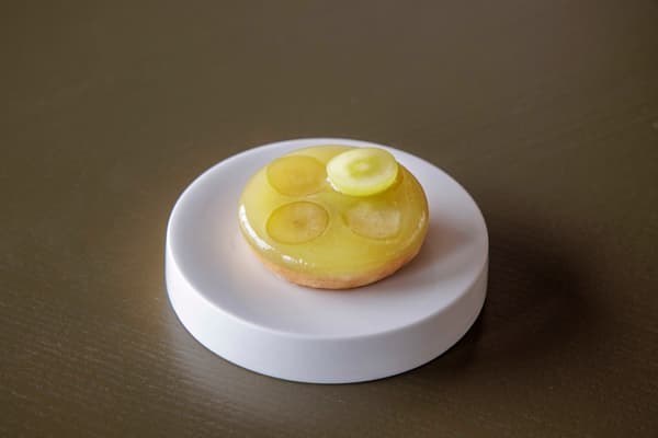 香印麝香葡萄塔,搭配荔枝凝膠與松子酥餅