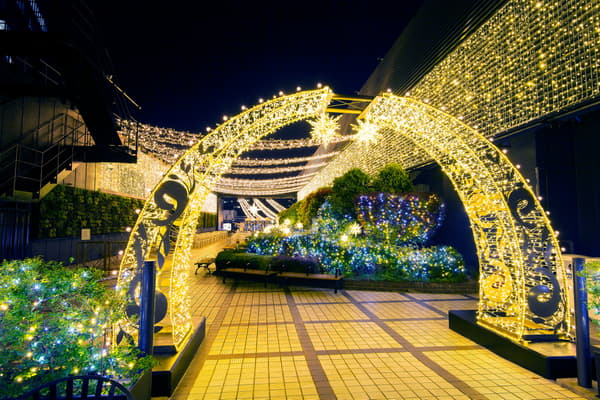 Star-themed gate and Big Star at Takashimaya Osaka