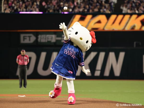 投球前的 Hello Kitty
