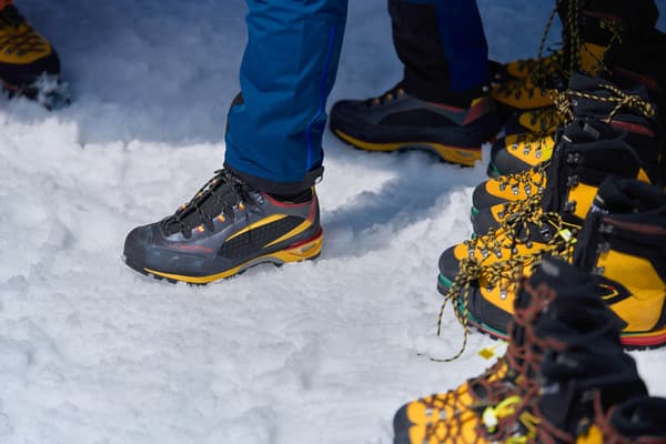 在雪地上试穿冬季登山靴