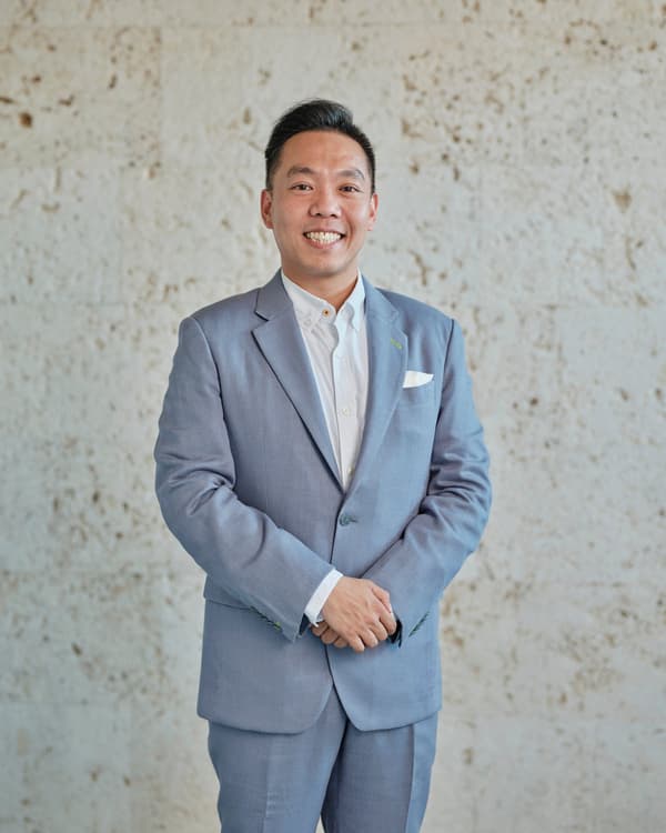 总经理 谢山姆 (Sam Chia)