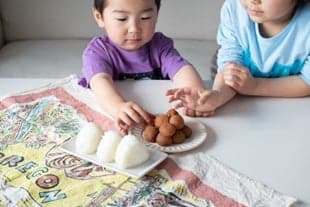 亲子一起制作梅饭团