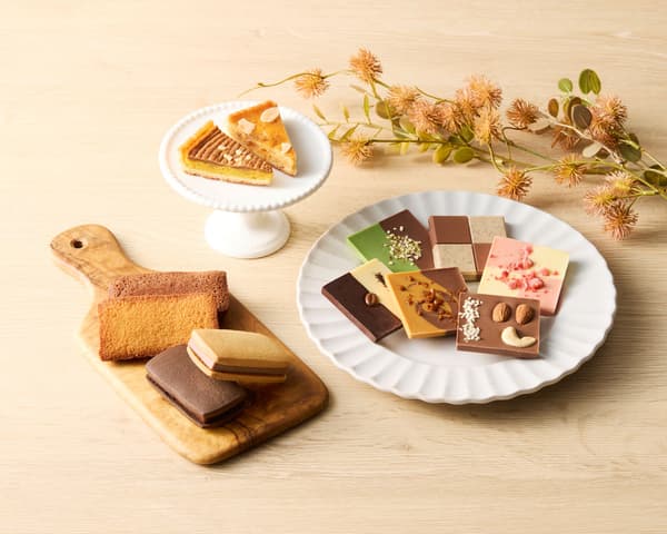 Gateau & Tablet (11pcs) ¥2,700 / (16pcs) ¥3,780 / (20pcs) ¥4,860 (含税)