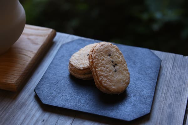 Dacquoise Segar Wijen Hitam