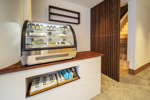 Interior renovado en tonos blancos de la tienda KYO HAYASHIYA en Kioto