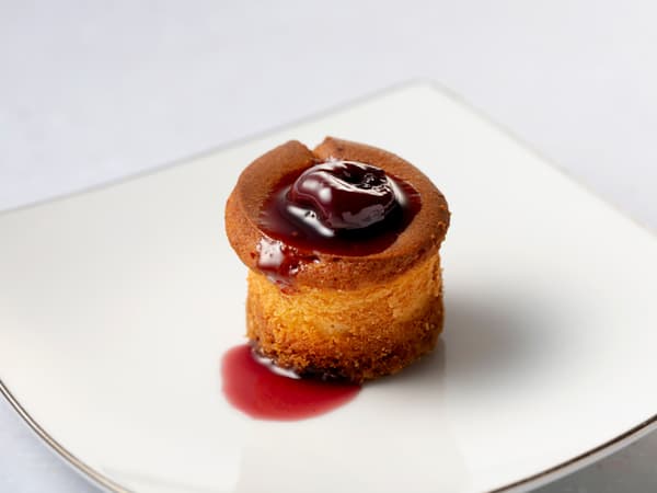 Yokosuka Cherry Cheesecake เสิร์ฟเป็นขนมต้อนรับ