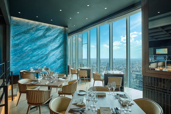 Interior GRADATIONS pada siang hari