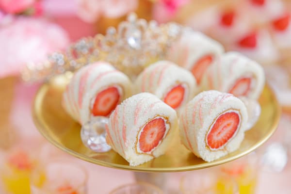 甘王草莓卷蛋糕 – 珍珠项链风格